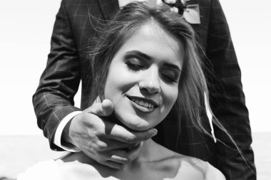 Gelin ve damat onların düğün günü açık havada