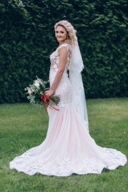 Çiçekli gelinlik içinde güzel bir gelin.