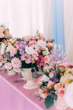 Çiçekli ve gözlüklü güzel düğün masası, yakın plan.