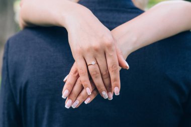 Gelin ve damadın kucaklaşma sahnesi, yakın plan.