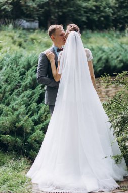 Parkta birlikte poz veren mutlu, genç, güzel bir çift.