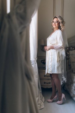 Lüks bir iç mekanda poz veren güzel genç bir gelinin portresi. Gelinin özel sabahı..                                   