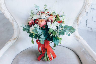 Sandalyedeki güzel düğün buketinin yakın çekimi.       