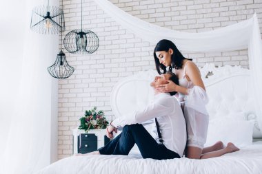 Yatak odasında birlikte poz veren genç ve güzel bir çift..              