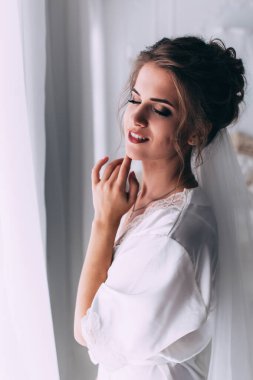 Mutlu genç gelin evlenmeye ve evde poz vermeye hazırlanıyor.             