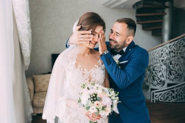 Güzel mutlu gelin ve damadın portresi      