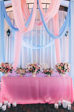 Çatal bıçak ve çiçeklerle dolu güzel bir düğün masası..               