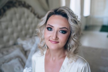 Lüks bir iç mekanda poz veren güzel genç bir gelinin portresi. Gelinin özel sabahı..                                   