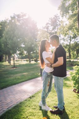 Parkta yürüyen mutlu genç çift.