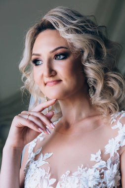Düğün makyajlı güzel gelinin portresi.  