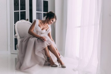 Gelinlik ve duvak takmış güzel bir gelinin portresi.                           