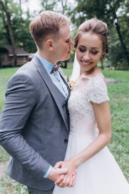 Güzel, mutlu gelin ve damat açık havada düğün töreninde.         