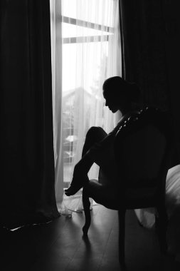 Genç ve güzel bir kadın düğüne hazırlanıyor. Gelinin özel sabahı..                             