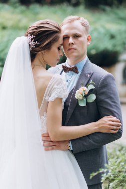 Güzel, mutlu gelin ve damat açık havada düğün töreninde.         