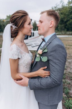 Güzel gelin ve damat düğün günü helikopterin yanında.                