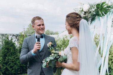 Açık hava düğün töreninde neşeli genç gelin ve damat