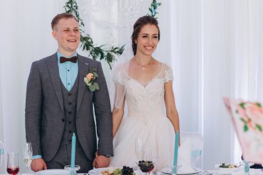 Güzel, mutlu, genç bir gelin ve damadın portresi.        