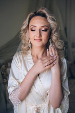 Lüks bir iç mekanda poz veren güzel genç bir gelinin portresi. Gelinin özel sabahı..                                   