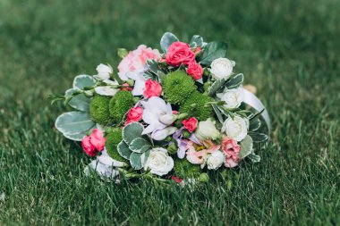 Yeşil çimlerin üzerindeki güzel çiçek buketinin yakın plan görüntüsü       