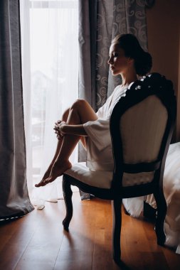 Genç ve güzel bir kadın düğüne hazırlanıyor. Gelinin özel sabahı..                             