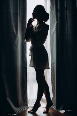 Genç ve güzel bir kadın düğüne hazırlanıyor. Gelinin özel sabahı..                             