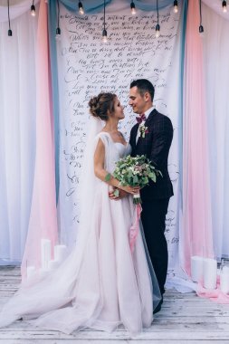 Güzel, mutlu, genç bir gelin ve damadın portresi.        