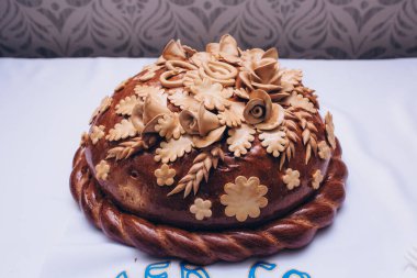 Beyaz masa örtüsü üzerinde geleneksel düğün pastasının yakın plan görüntüsü