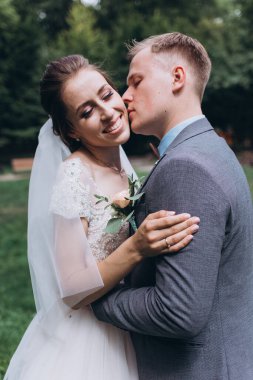 Güzel, mutlu gelin ve damat açık havada düğün töreninde.         