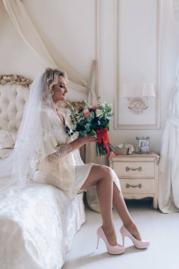 Lüks bir iç mekanda poz veren güzel genç bir gelinin portresi. Gelinin özel sabahı..                                   