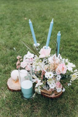 Güzel çiçek dekoru ve düğün töreni için mumlar.        