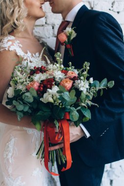 Çok güzel bir buket tutan düğün çifti görüntüsü. 