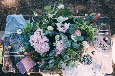 Düğün etkinliği ya da yemek servisi için hazırlanmış masa.                        