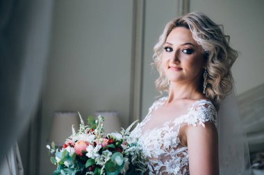 Güzel bir gelin portresi, lüks bir düğünde moda düğün makyajı ve peçesi.