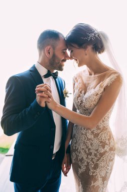 Düğün gününde poz veren güzel mutlu gelin ve damadın portresi                 