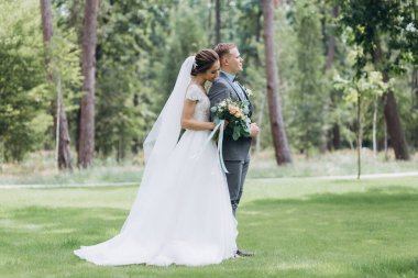 Parkta poz veren gelin ve damadın güzel portresi.                