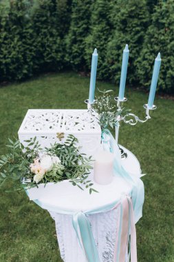 Mumlar ve çiçekler yeşil bahçede düğün için.