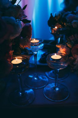 Çiçekleri ve mumları olan güzel bir düğün dekoru. Yakın plan.              