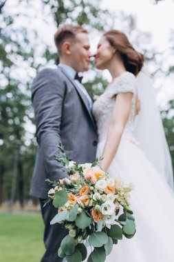 Parkta poz veren gelin ve damadın güzel portresi.                