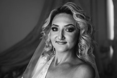 Lüks bir iç mekanda poz veren güzel genç bir gelinin portresi. Gelinin özel sabahı..                                   