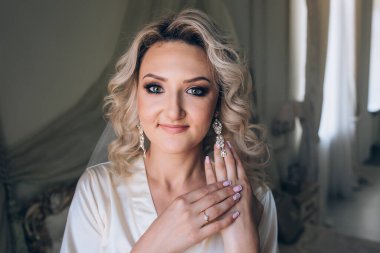 Düğün makyajlı güzel gelinin portresi.  