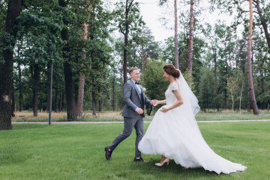 Yeşil parkta dans eden genç ve güzel bir çift.