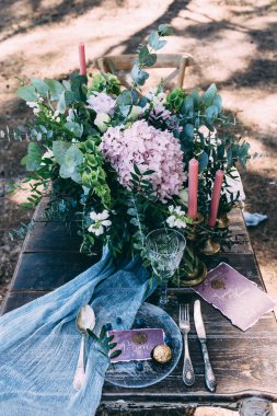 Çiçekli, mumlu ve yabanmersinli düğün masası.    