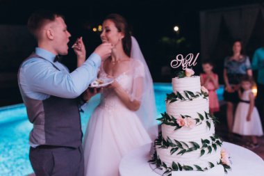 Gelin ve damat düğün töreninde pastayla