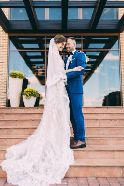 Düğün gününde poz veren güzel mutlu gelin ve damadın portresi                 