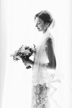 Gelinlik içinde zarif bir poz veren güzel bir gelin.  