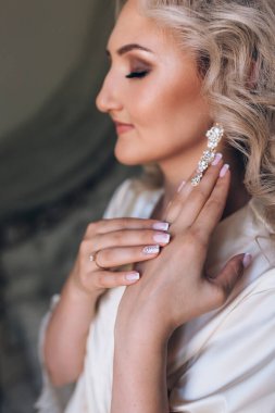 Düğün makyajı ve saç stili olan güzel sarışın gelin. 