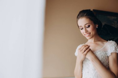 Düğün sabahında güzel, mutlu, genç bir gelinin portresi..