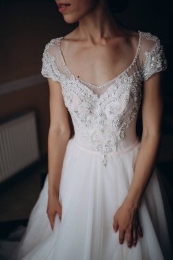 Gelinlik giymiş genç ve güzel gelinin kırpılmış fotoğrafı.