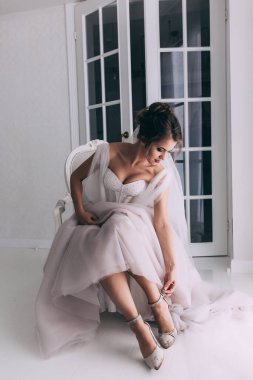 Gelinlik içinde zarif bir poz veren güzel bir gelin.  