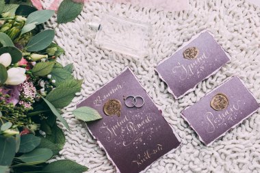 Alyanslar, kartlar ve parfüm, yakın plan. 